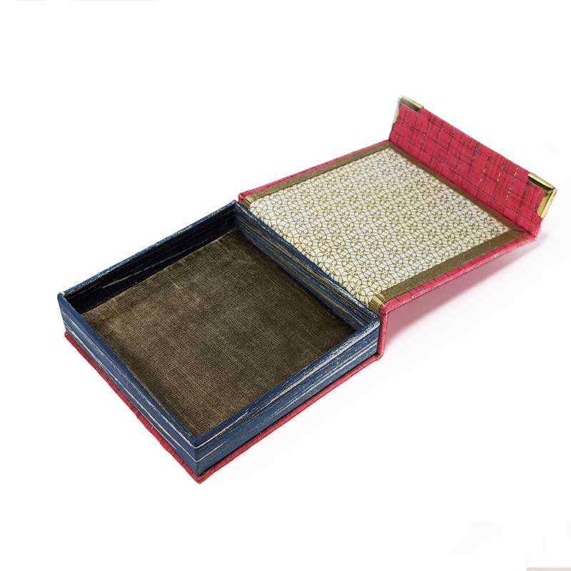Magenta Magic Dice Box with Magnetic Closure